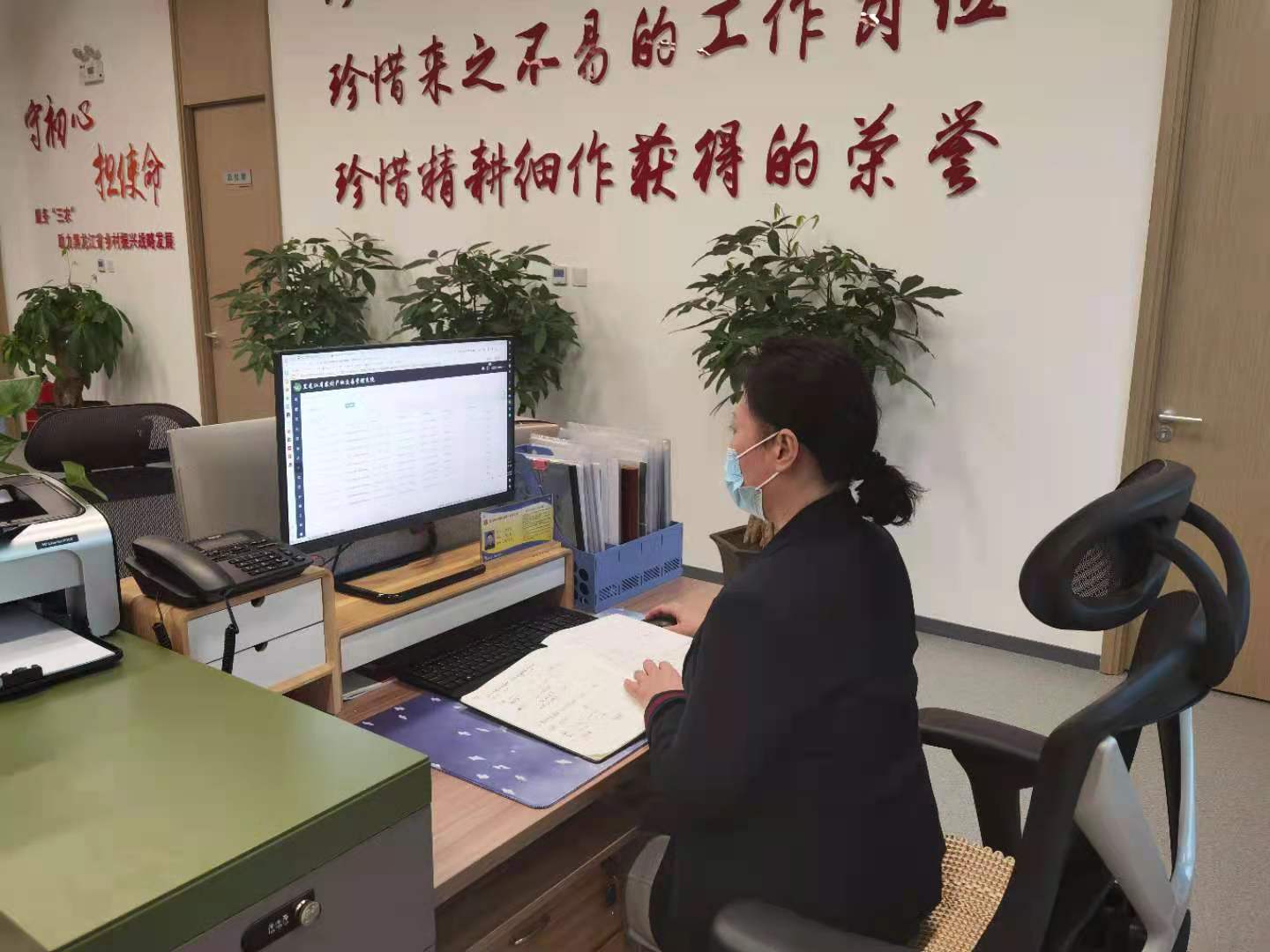 農交中心工作人員進行業(yè)務操作